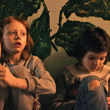 Extrait du film A House Made of Splinters de Simon Lereng Wilmont.