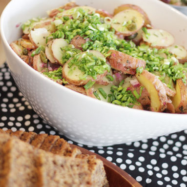 Salade de pommes de terre couverte d’herbes fraîches