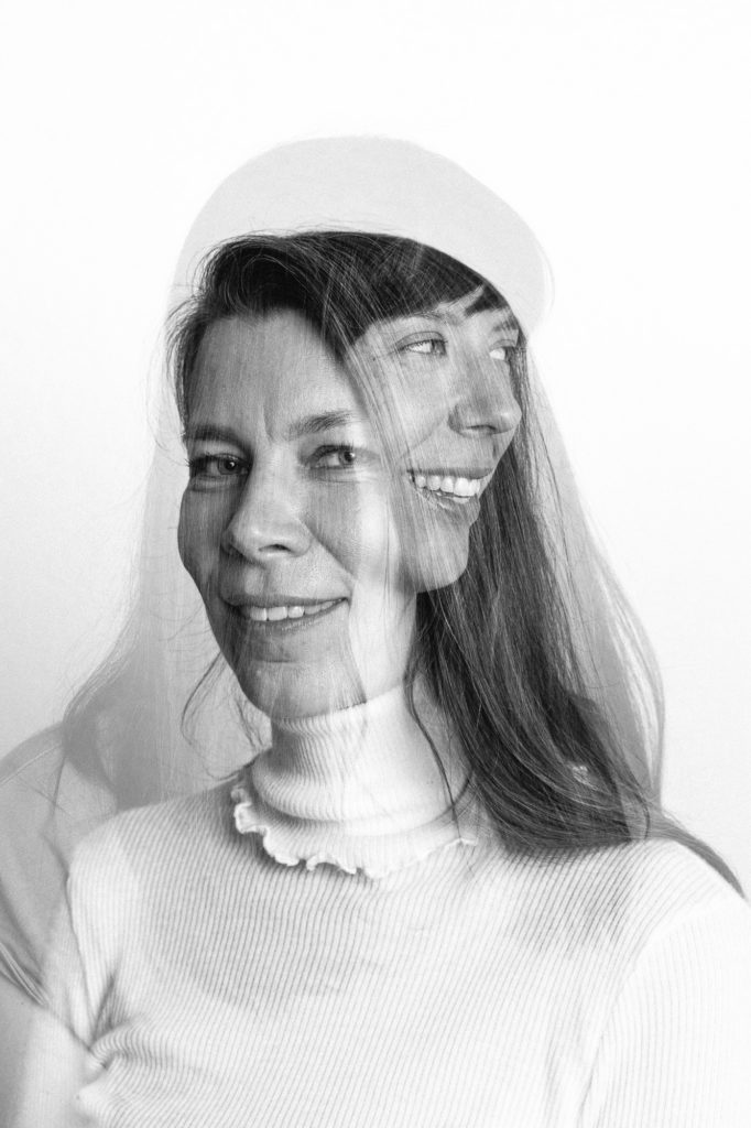 Portraits du duo d’artistes Linda Granfors et Aura Hakuri par le photographe Johannes Romppanen.