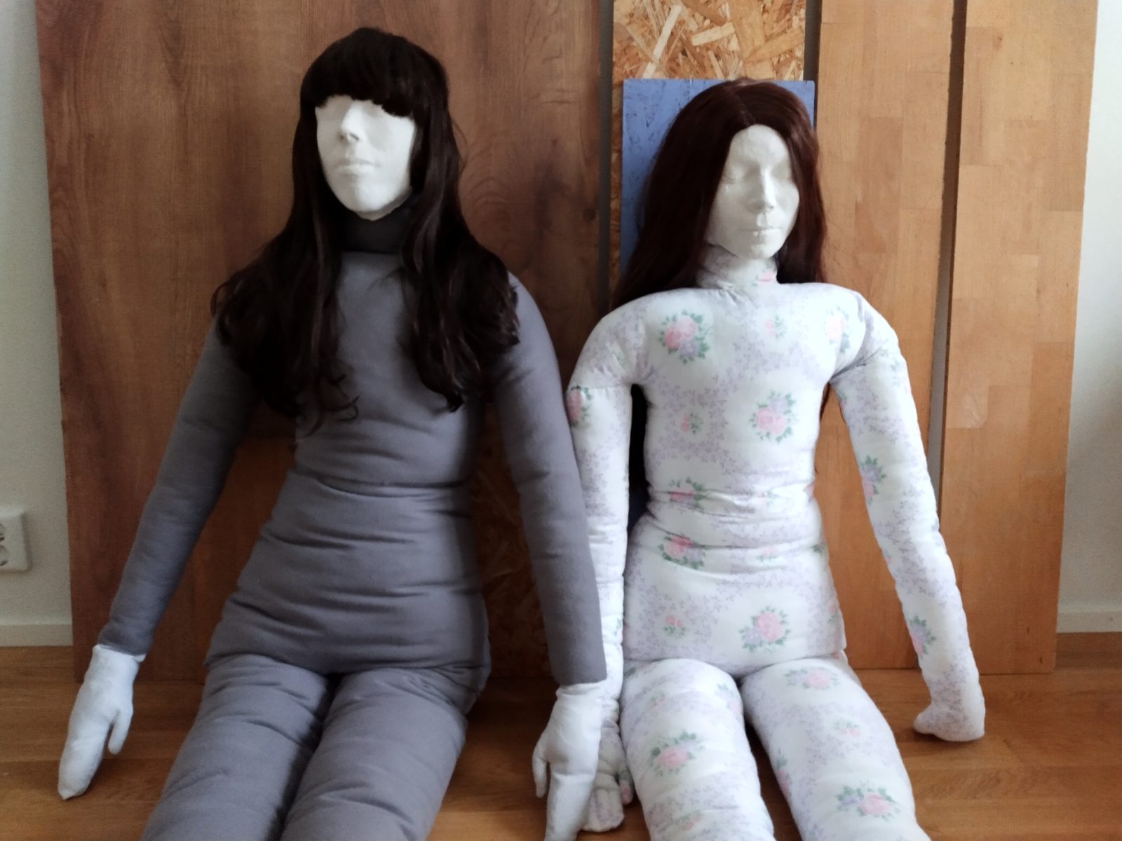 Image de deux poupées à taille humaine par les artistes Linda Granfors et Aura Hakuri.